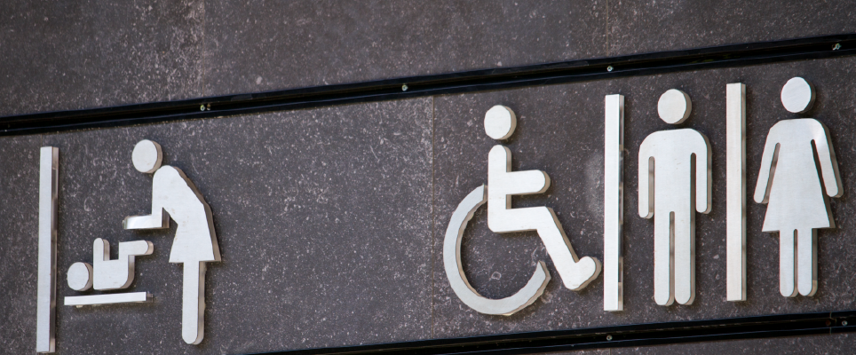 Toalety dla niepełnosprawnych powinny mieć jasną i czytelną komunikację wizualną